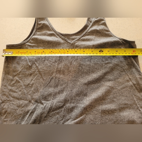 JANE AND BLEECKER womans vneck tank top. Size large. - Picture 3 of 4